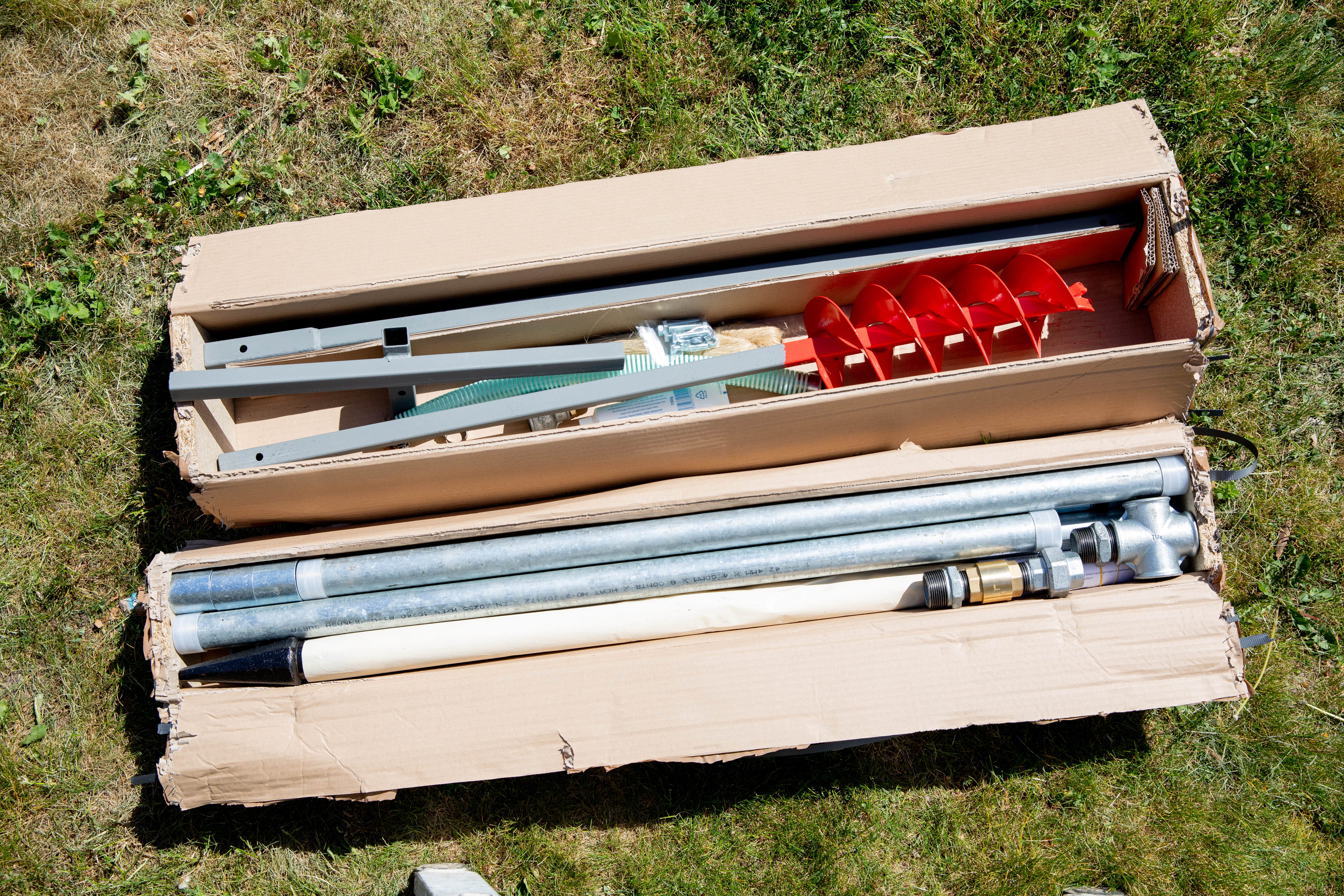 Komplettset für Rammbrunnen mit Erdbohrer, Rammfilter, Rohren und Zubehör in offener Versandverpackung